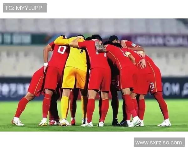 国足球星同框合照展现团结精神与拼搏决心，球迷热议未来赛场表现